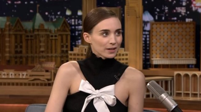 Bak Pengantin, Gaya Rooney Mara Temani Joaquin Phoenix di Premier Joker