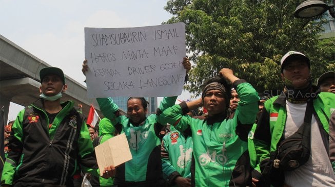 Driver Gojek melakukan demo di depan gedung Kedubes Malaysia di Jalan Rasuna Said, Jakarta Selatan, Rabu (3/9). (Suara.com/Angga Budhiyanto)