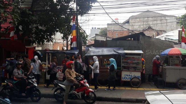 PKL di Stasiun Sudirman. (Suara.com/Shifa Audia)