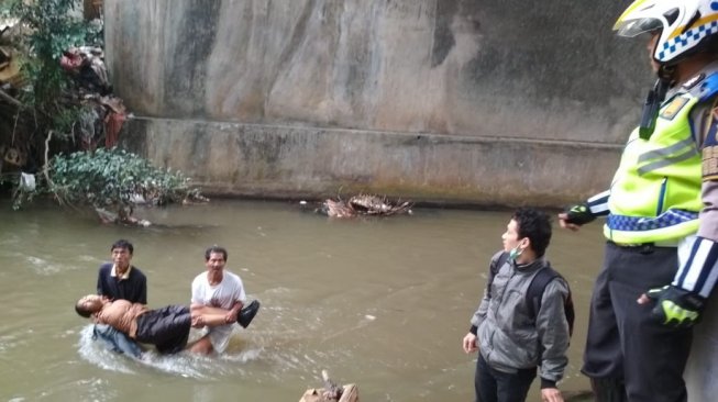 Masih Pakai Seragam Pramuka, Siswi SMA Nekat Terjun dari Jembatan Merah