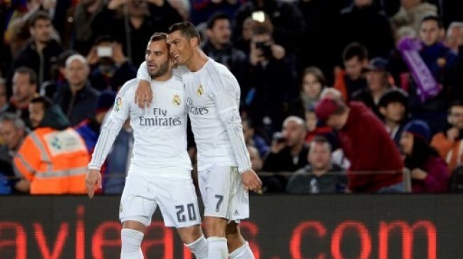 Cristiano Ronaldo (kanan) dan Jese Rodriguez saat keduanya masih memperkuat Real Madrid saat menghadapi Barcelona di Camp Nou. JOSEP LAGO / AFP