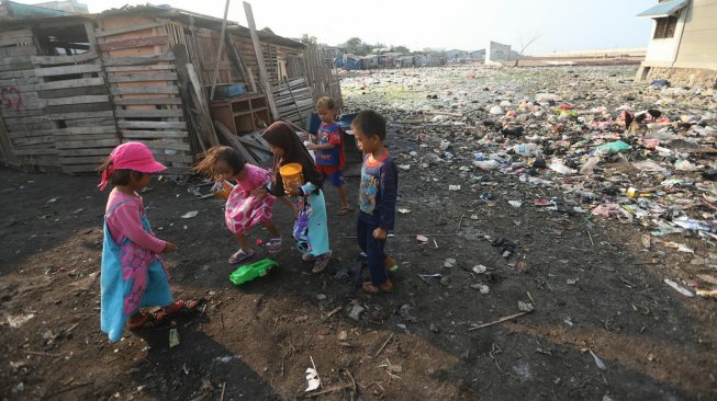 Anak-anak bermain di atas tumpukan sampah di kawasan Kampung Bengek, Penjaringan, Jakarta Utara, Selasa (3/9). [Suara.com/Arya Manggala] 