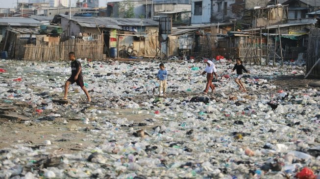 Anak-anak bermain di atas tumpukan sampah di kawasan Kampung Bengek, Penjaringan, Jakarta Utara, Selasa (3/9). [Suara.com/Arya Manggala] 