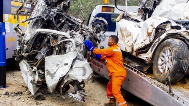 Petugas mengevakuasi sejumlah kendaraan yang terlibat pada kecelakaan beruntun di Tol Cipularang KM 92 Purwakarta, Jawa Barat, Senin (2/9/2019) [ANTARA FOTO/M Ibnu Chazar/wsj].