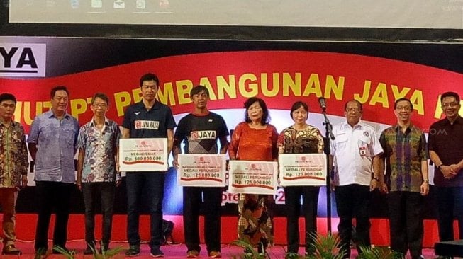 PB Jaya Raya memberikan apresiasi kepada para atletnya, termasuk Hendra Setiawan (keempat dari kiri), yang meraih medali di Kejuaraan Dunia Bulutangkis 2019 di GOR PB Jaya Raya, Ciputat, Tangerang, Selasa (3/9). [Suara.com/Arief Apriadi]