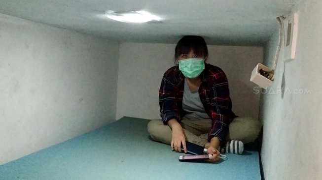 Kondisi kamar di Indekos sleep box di Johar Baru, Jakarta Pusat. (Suara.com/Fakhri Fuadi)