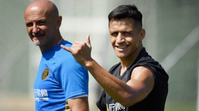 Alexis Sanchez (kanan) resmi dipermanenkan Inter Milan. [Laman resmi Inter Milan]