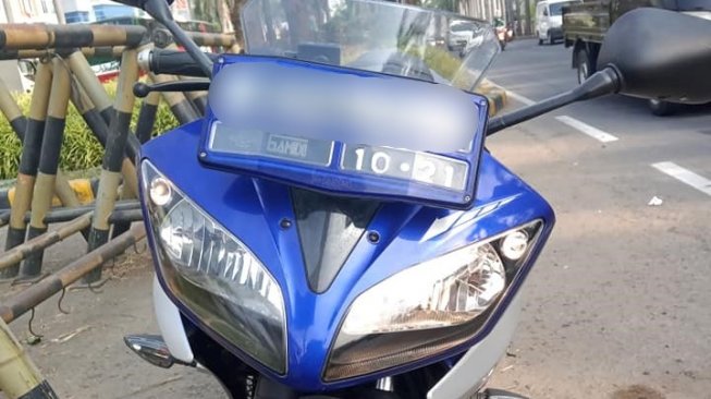 Polisi menilang Yamaha R15 V2 oleh sebab itu Tak Paham Fitur. (Facebook)