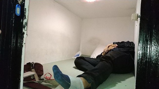 Kondisi kamar di Indekos sleep box di Johar Baru, Jakarta Pusat. (Suara.com/Fakhri Fuadi)