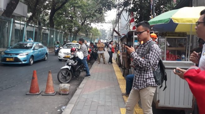 PKL di Stasiun Sudirman. (Suara.com/Shifa Audia)