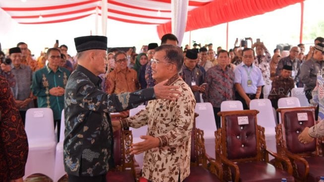 Wapres Jusuf Kalla dan Buya Syafii saat peresmian Rusun dan asrama putri dan ruang kelas Pesantren Modern Terpadu Prof Hamka di Padang, Sumatera Barat, Selasa (3/9/2019). (Suara.com/Ria Rizki)