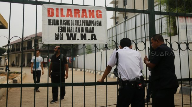 Sejumlah pencari suaka menunggu keputusan tempat tinggal dari UNHCR di Tempat Penampungan Sementara, Kalideres, Jakarta, Selasa (3/9). [Suara.com/Arya Manggala]