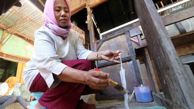 Pedagang pusaka mencuci keris di kawasan pasar Setonobetek, Kota Kediri, Jawa Timur, Selasa (2/9). [ANTARA FOTO/Prasetia Fauzani]