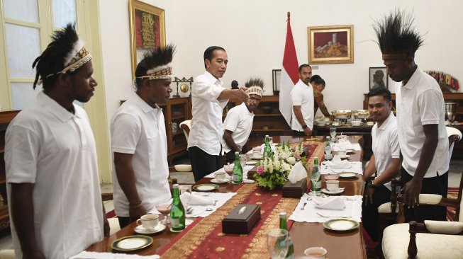 Presiden Joko Widodo bersantap siang bersama para pemenang Festival Gapura Cinta Negeri asal Kabupaten Nduga dan Kepulauan Yapen Papua di Istana Merdeka, Jakarta, Selasa (3/9). [ANTARA FOTO/Puspa Perwitasari]