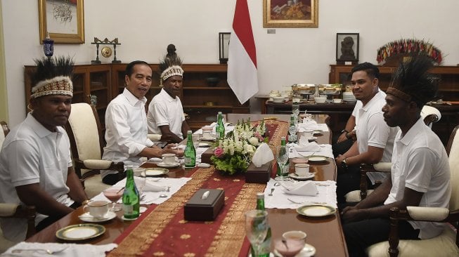 Gaya Santai Jokowi saat Makan Siang Bareng Warga Papua