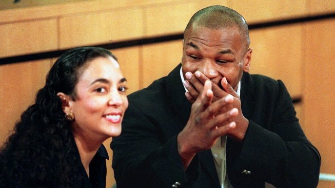 Mike Tyson (kanan) dan mantan istrinya Monica Turner. [AFP/Mike Nelson]