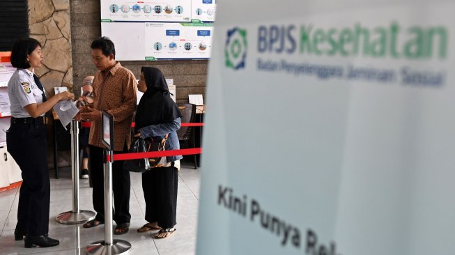 Petugas melayani warga di Kantor Pelayanan BPJS Kesehatan Jakarta Pusat, Matraman, Jakarta, Selasa (3/8). [ANTARA FOTO/Aditya Pradana Putra]