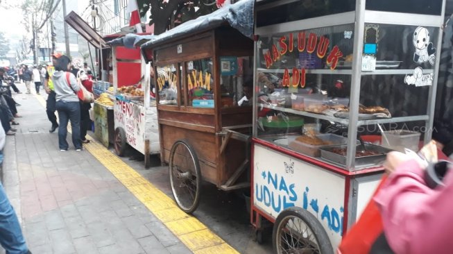 PKL di Stasiun Sudirman. (Suara.com/Shifa Audia)