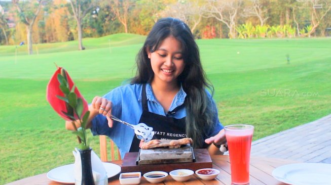 Sensasi Memasak Steak dengan Batu Lava di Bogeys Teras Hyatt Yogyakarta