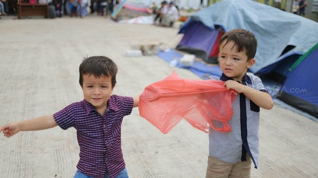 Sejumlah pencari suaka menunggu keputusan tempat tinggal dari UNHCR di Tempat Penampungan Sementara, Kalideres, Jakarta, Selasa (3/9). [Suara.com/Arya Manggala]