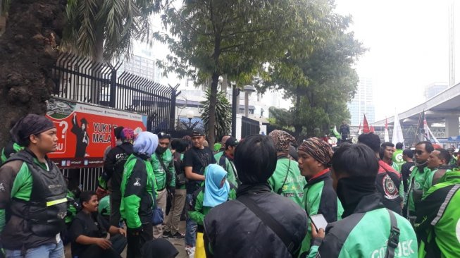 Demonstrasi Driver Gojek di Kedubes Malaysia. (Suara.com/Shifa Audia)