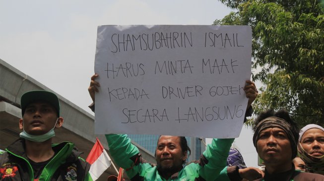 Driver Gojek melakukan demo di depan gedung Kedubes Malaysia di Jalan Rasuna Said, Jakarta Selatan, Rabu (3/9). (Suara.com/Angga Budhiyanto)