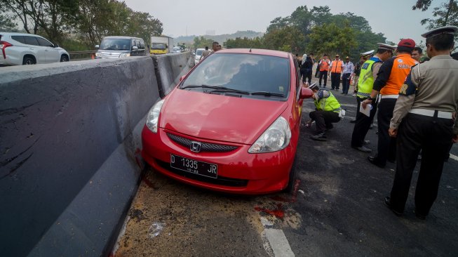 Petugas kepolisian melakukan olah tkp kecelakaan beruntun di KM 91 Tol Cipularang, Kabupaten Purwakarta, Jawa Barat, Selasa (3/9). [ANTARA FOTO/Raisan Al Farisi]