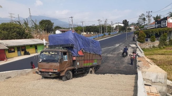 Seperti Jembatan Buntu, Ternyata Ini Fungsi Tanjakan Berkerikil di Jalan