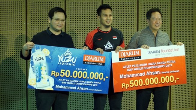 Djarum Foundation memberikan bonus kepada peraih gelar Kejuaraan Dunia Bulutangkis 2019, Mohammad Ahsan (tengah), dalam acara di Galeri Indonesia Kaya, Jakarta, Rabu (4/9). [Suara.com/Arief Apriadi]