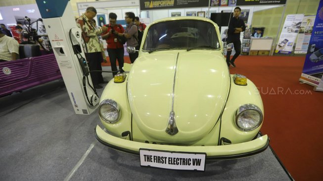 Pengunjung mengamati mobil listrik dalam Indonesia Electric Motor Show 2019 di Balai Kartini, Jakarta, Rabu (4/9). [Suara.com/Arya Manggala]
