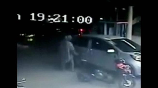 Terekam CCTV, Aksi Wanita Misterius Gores Mobil di Parkiran