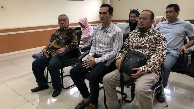 Atalarik Syach terlihat siap menjalani sidang perebutan hak asuh anak dengan agenda putusan di Pengadilan Agama Cibinong, Bogor, Rabu (4/9/2019). [Revi C Rantung/Suara.com]