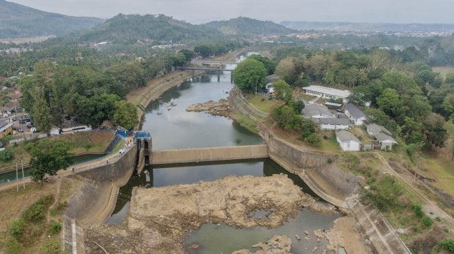 Foto udara kondisi aliran Sungai Citanduy yang mengering di Bendungan Dobo, Kota Banjar, Jawa Barat, Rabu (4/9). [ANTARA FOTO/Adeng Bustomi]