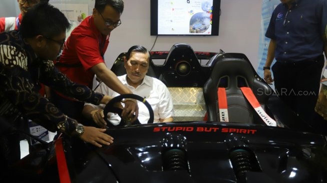 Menteri Koordinator Bidang Kemaritiman Luhut Binsar Panjaitan menaiki mobil listrik Lowo Ireng dalam acara Indonesia Electric Motor Show (IEMS) 2019 di Balai Kartini, Jakarta, Rabu (4/9). [Suara.com/Arya Manggala]