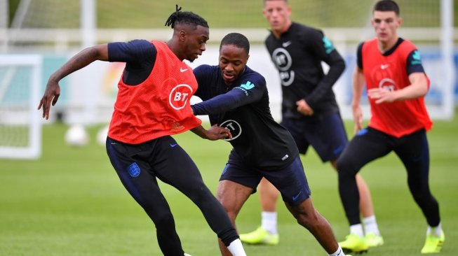 Bek Manchester United, Aaron Wan-Bissaka melakukan latihan bersama rekan satu timnya, Raheem Sterling di dalam skuat  Timnas Inggris. (Paul ELLIS / AFP)
