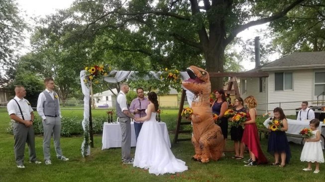 Bridesmaid pakai baju dinosaurus. (Facebook/Christina A. Meador)