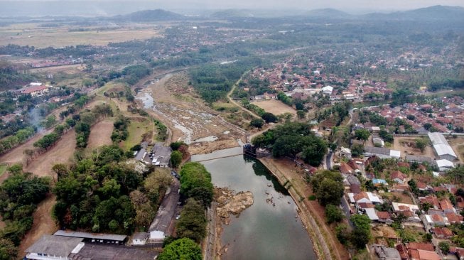 Foto udara kondisi aliran Sungai Citanduy yang mengering di Bendungan Dobo, Kota Banjar, Jawa Barat, Rabu (4/9). [ANTARA FOTO/Adeng Bustomi]