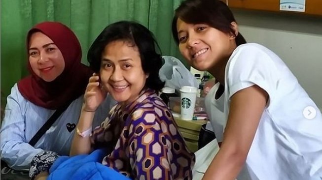Ria Irawan dijenguk Melly Goeslaw dan Lala Karmela. [Instagram]
