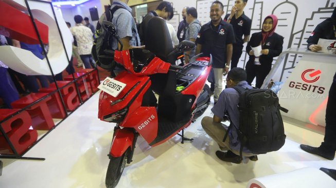 Pengunjung mengamati motor listrik dalam Indonesia Electric Motor Show 2019 di Balai Kartini, Jakarta, Rabu (4/9). [Suara.com/Arya Manggala]
