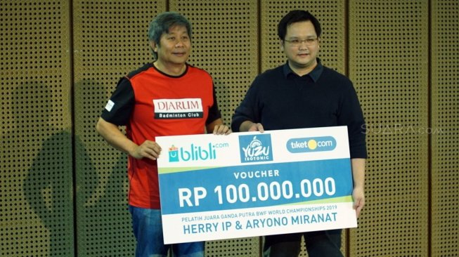 Djarum Foundation memberikan bonus kepada pelatih Herry Iman Pierngadi  (kiri) dalam acara di Galeri Indonesia Kaya, Jakarta, Rabu (4/9). [Suara.com/Arief Apriadi]