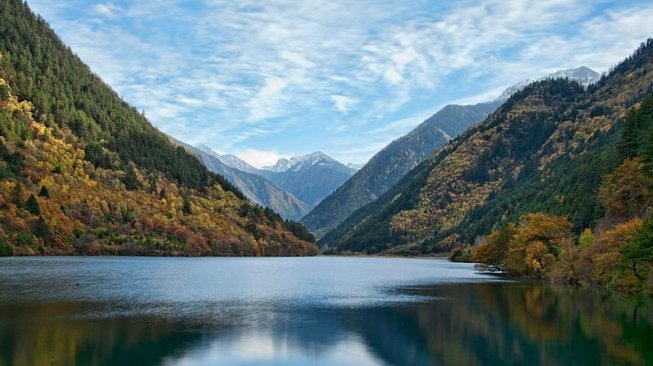 Permukaan air Five Flower Lake saat berwarna biru kehitaman (Wikimedia Commons Chensiyuan)