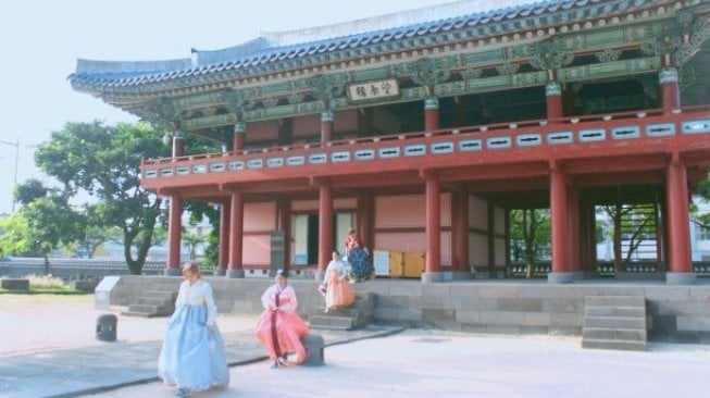 Mengenakan kostum dinasti alias baju tradisional Korea Selatan, para ahjumma (perempuan) tampak asyik berpose di Jejumok Gwana, Pulau Jeju, Korea Selatan. (Suara.com/Silfa Humairah)