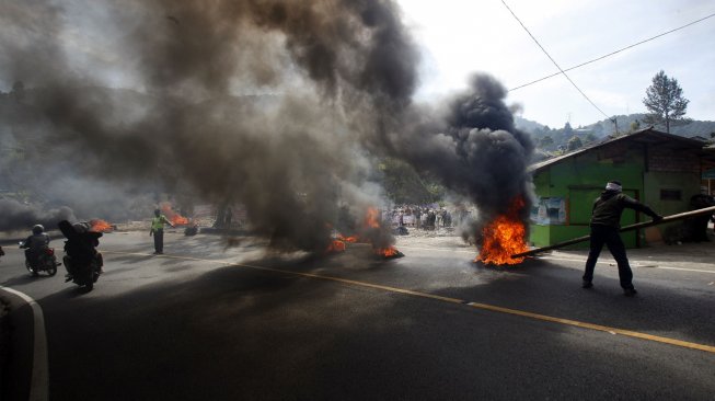 Aksi warga tolak penggusuran di Kampung Naringgul, Puncak, Bogor, Jawa Barat, Rabu (4/9). [ANTARA FOTO/Yulius Satria Wijaya]