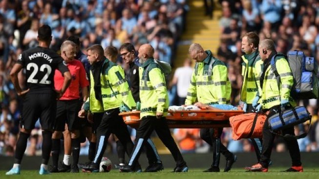 Pemain Manchester City Aymeric Laporte mengalami cedera saat menghadapi Brighton di pekan keempat Liga Inggris yang berlangsung di Etihad Stadium, Sabtu (31/8/2019). [AFP]