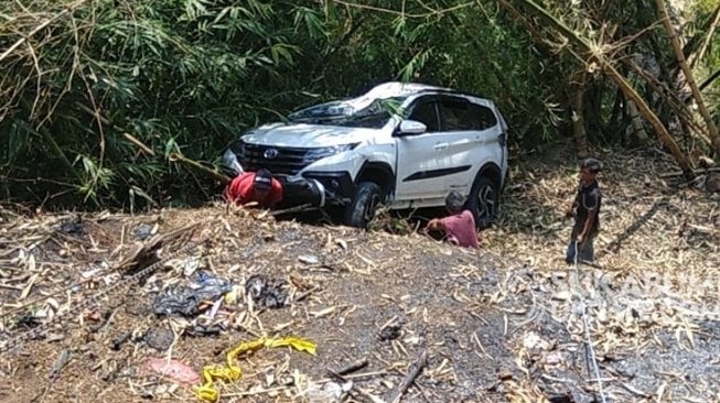 Mobil Mengangkut Satu Keluarga Terperosok ke Jurang, Dua Orang Tewas