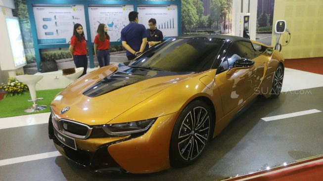 Pengunjung mengamati mobil listrik dalam Indonesia Electric Motor Show 2019 di Balai Kartini, Jakarta, Rabu (4/9). [Suara.com/Arya Manggala]
