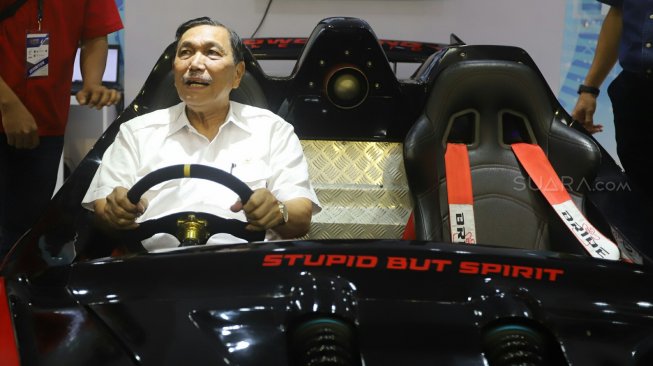 Menteri Koordinator Bidang Kemaritiman Luhut Binsar Panjaitan menaiki mobil listrik Lowo Ireng dalam acara Indonesia Electric Motor Show (IEMS) 2019 di Balai Kartini, Jakarta, Rabu (4/9). [Suara.com/Arya Manggala]