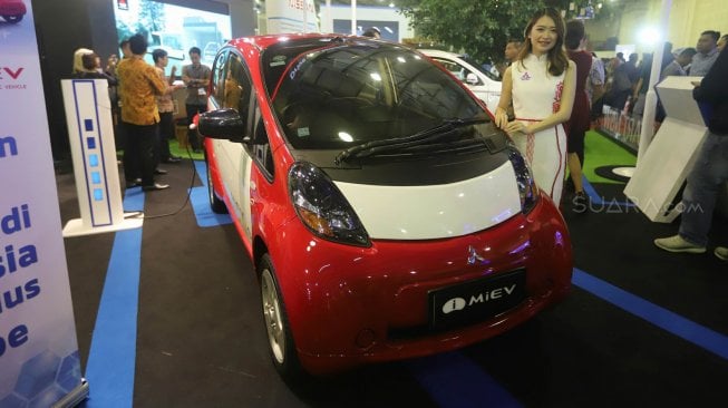 Pengunjung mengamati mobil listrik dalam Indonesia Electric Motor Show 2019 di Balai Kartini, Jakarta, Rabu (4/9). [Suara.com/Arya Manggala]
