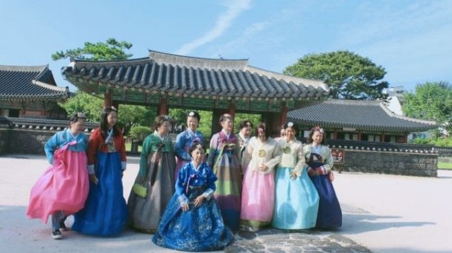 Mengenakan kostum dinasti alias baju tradisional Korea Selatan, para ahjumma (perempuan) tampak asyik berpose di Jejumok Gwana, Pulau Jeju, Korea Selatan. (Suara.com/Silfa Humairah)