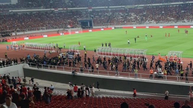 Fans Indonesia Kecewa, Suporter Malaysia Lari Selamatkan Diri Usai Laga